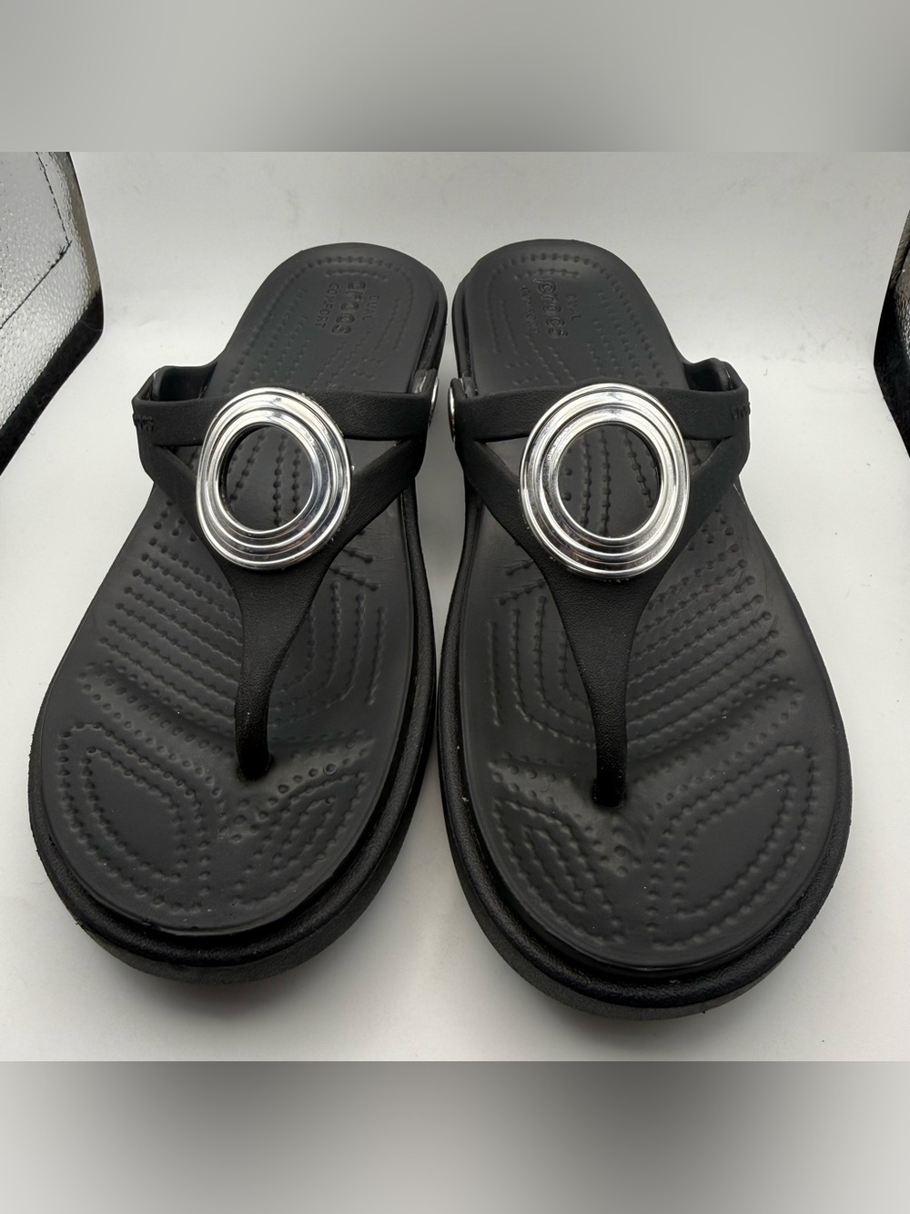 Crocs Sandals Womens 6 Black Sanrah Silver Ring Thong Wedge Flip Flops
